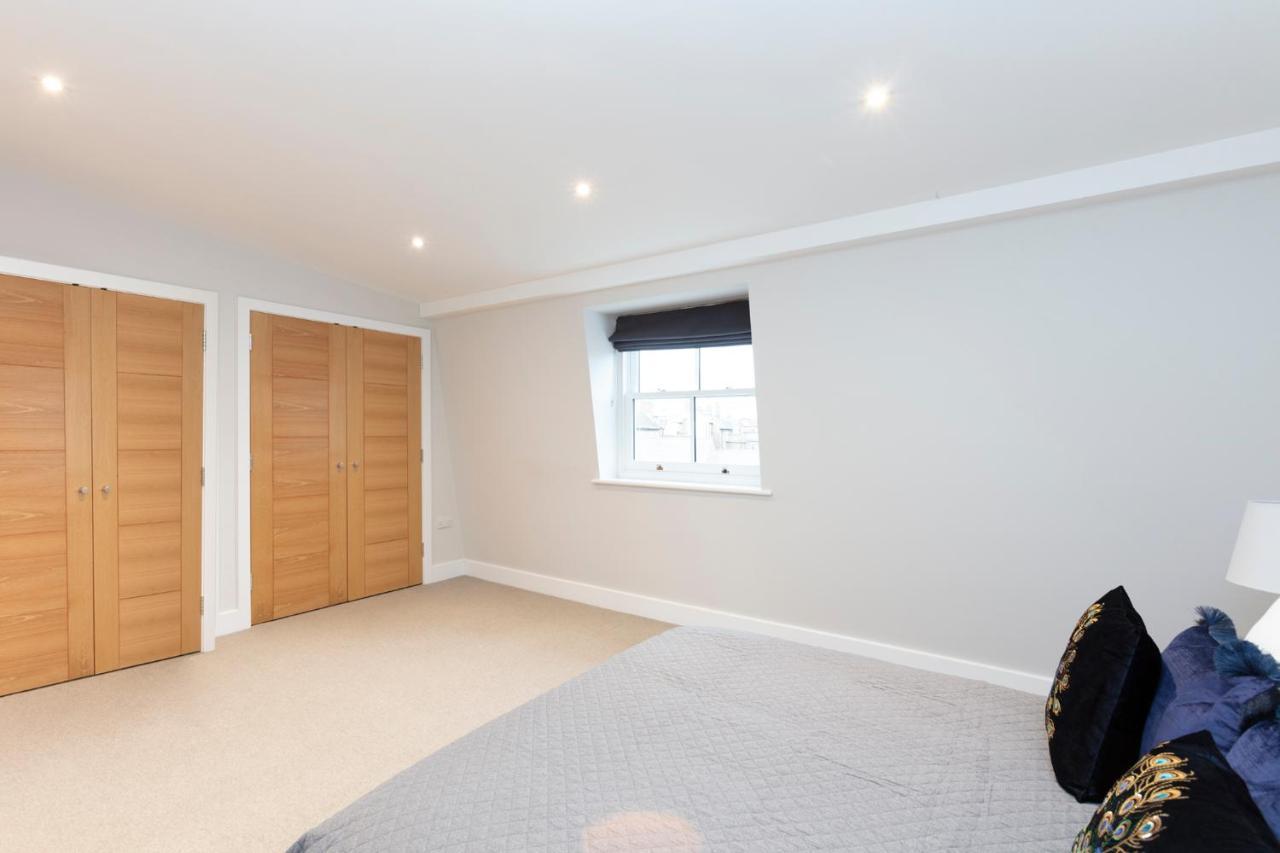 Dom wakacyjny Stunning Town House With Parking Windsor