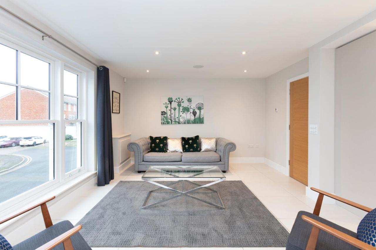 Stunning Town House With Parking *